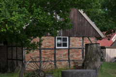 Scheune Oortmann mit Mühlstein im Vordergrund