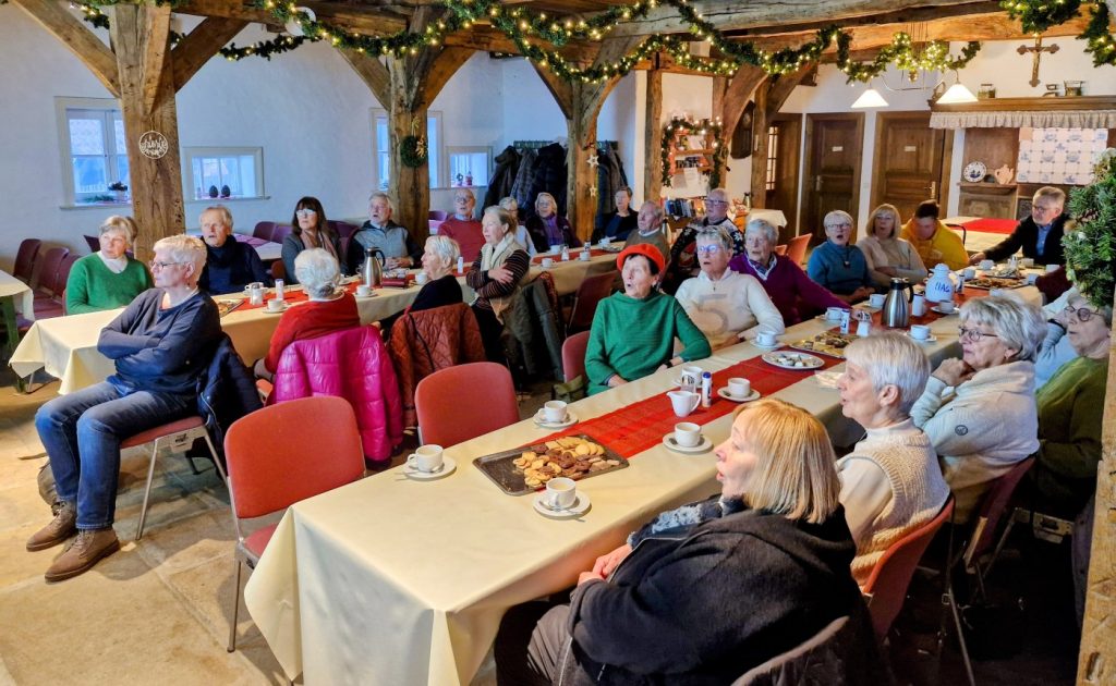 Rund 40 Besucherinnen und Besucher folgten der Einladung zum gemeinsamen Singen und genossen bei Kaffee und Plätzchen die festliche Atmosphäre im weihnachtlich geschmückten Heimathaus.